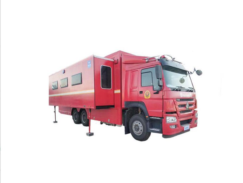5噸水罐消防車功能特點：救火員能夠借幫爬梯登上箱體操做消防水炮2024年8月22日