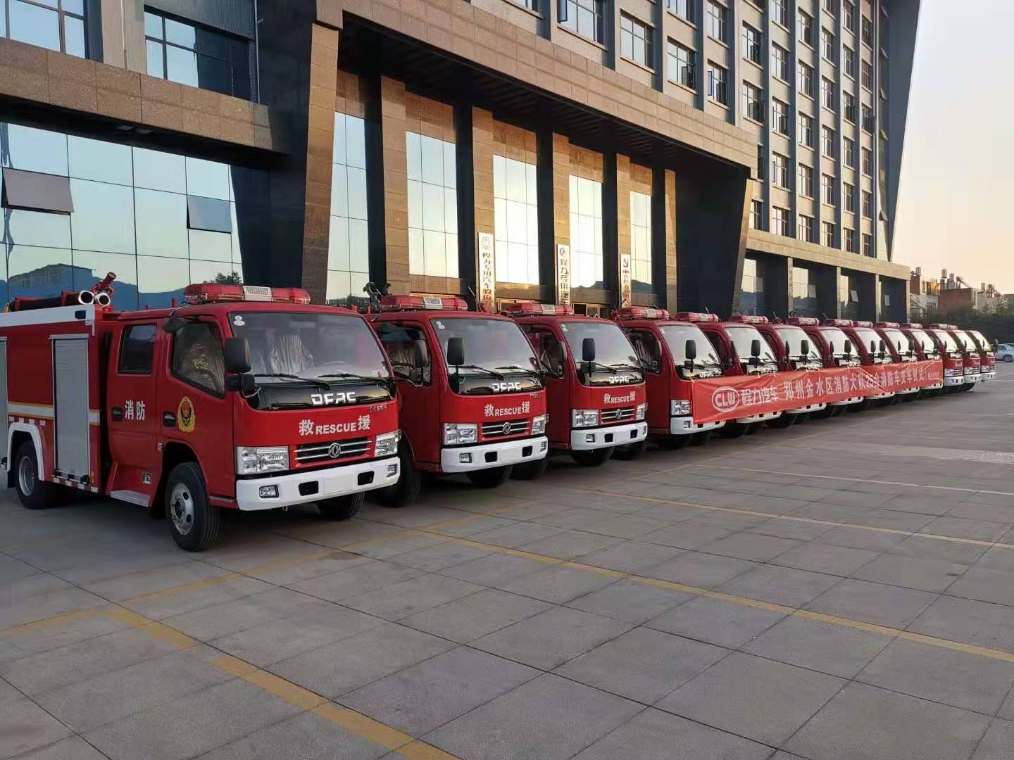 駕駛室四周加拆無一圈紅藍兩色爆閃燈？重型水罐消防車